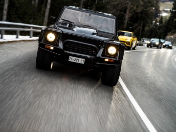 Lamborghini Urus i LM002 w świątecznym konwoju